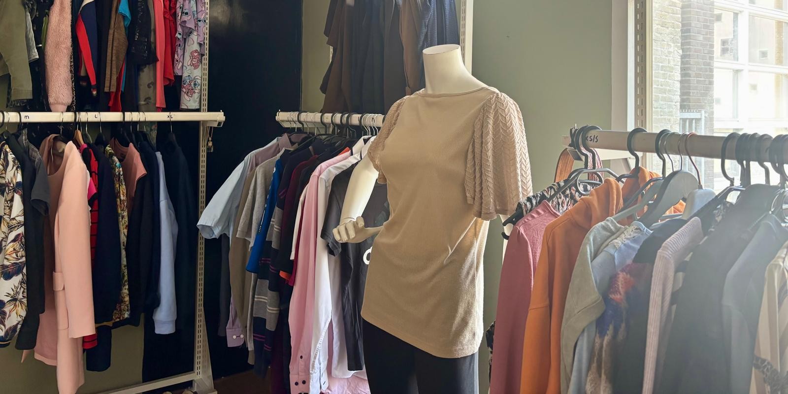 Foto: De kracht van een warme plek: De kledingbank van Inloophuis Nunspeet